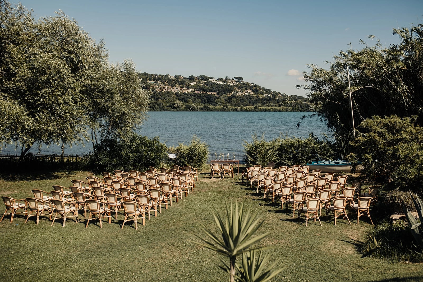 Cerimonia all'aperto in riva al lago di Bracciano a BeeKind