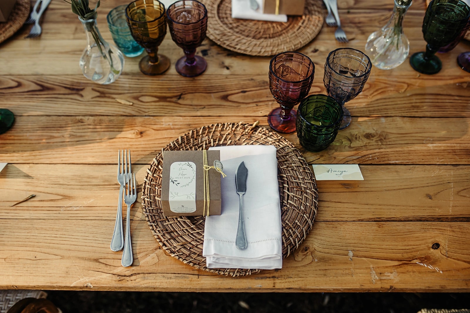 Mise en place sulla tavola di legno a BeeKind