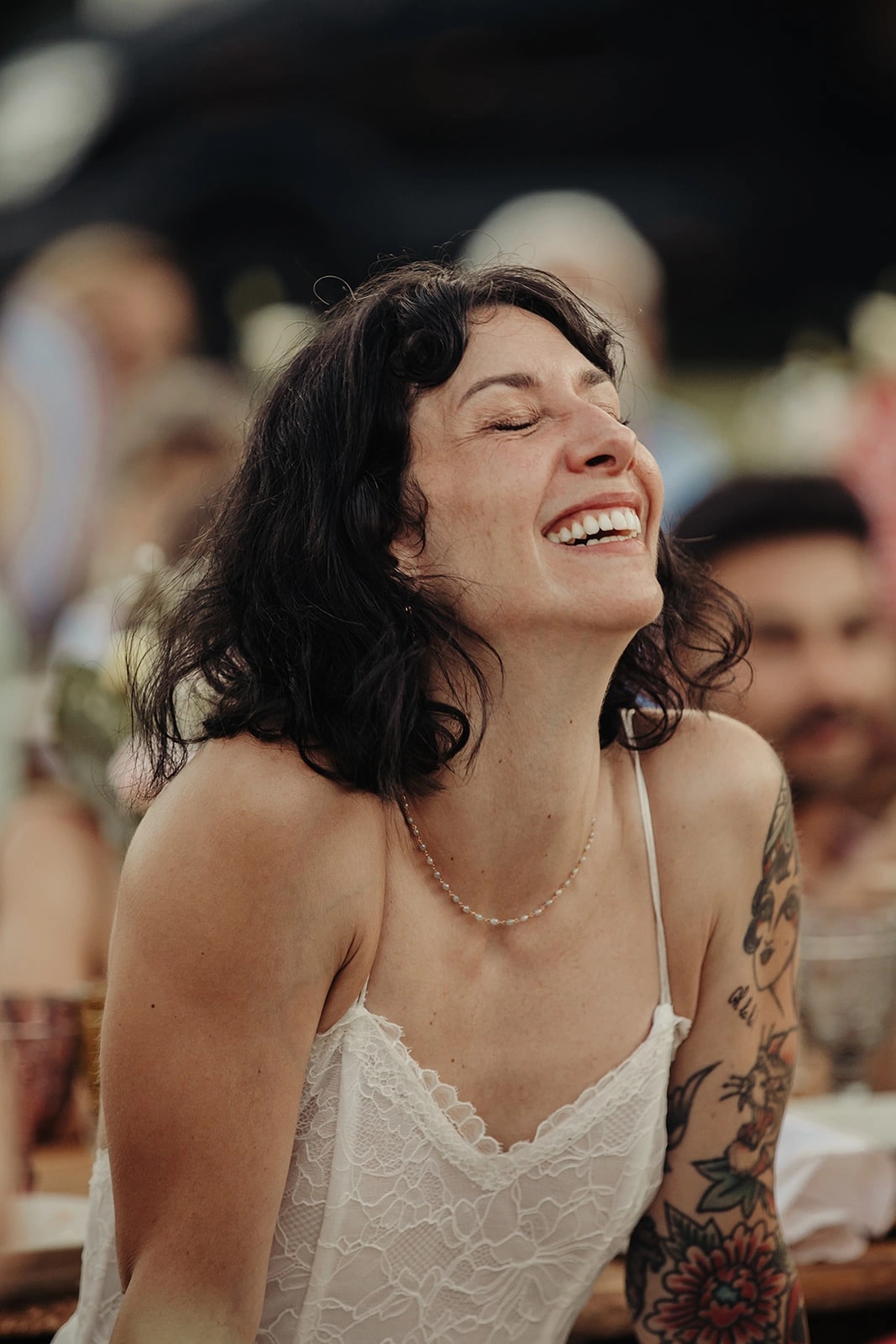 Sposa che sorride durante il ricevimento