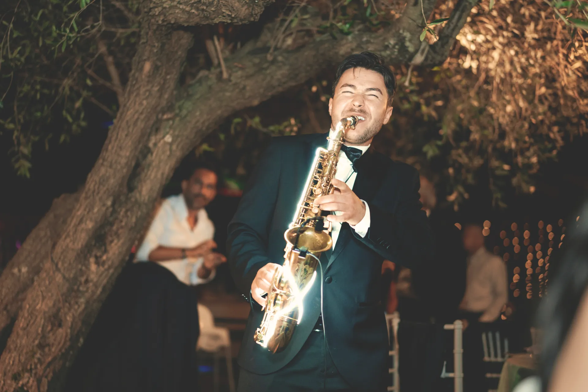 Sassofonista durante evento serale a BeeKind